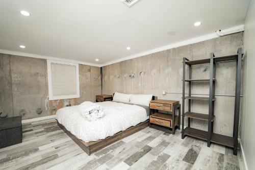 Cama o camas de una habitación en Modern home with a private Heated pool and jacuzzi