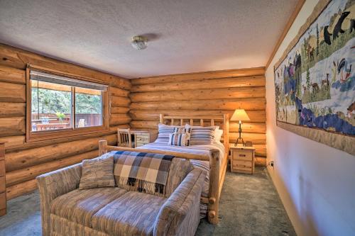 Katil atau katil-katil dalam bilik di Bend Log Cabin with Cascade Mountain Views!
