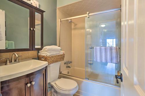 ein Bad mit einem Waschbecken, einem WC und einer Dusche in der Unterkunft Mountain Creek Condo with Grill Walk to Lifts! in Vernon