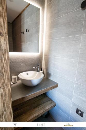 une salle de bain avec un lavabo blanc et un miroir dans l'établissement MARMOTTE 005 - Splendide appartement avec terrasse, aux pieds des pistes, à Bonneval-sur-Arc
