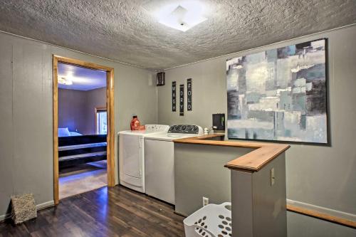 Η κουζίνα ή μικρή κουζίνα στο Boat Dock, Game Room Lakefront Sunrise Beach Home