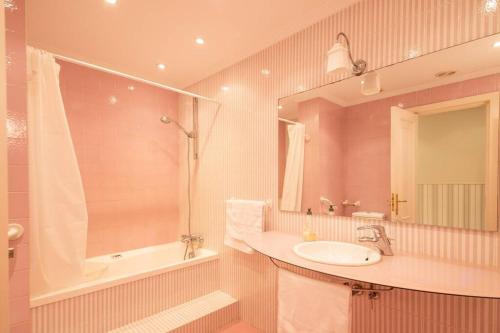 y baño de color rosa con lavabo y ducha. en BELLA VISTA LUXURY APARTMENT. BAY VIEWS. PARKING en San Sebastián
