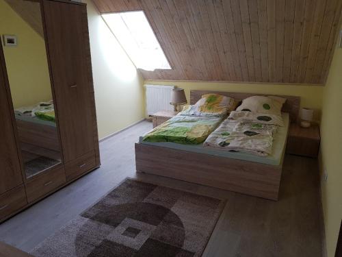 een kleine slaapkamer met een bed en een raam bij Pod żurawiem Szwałk 1 in Swiętajno