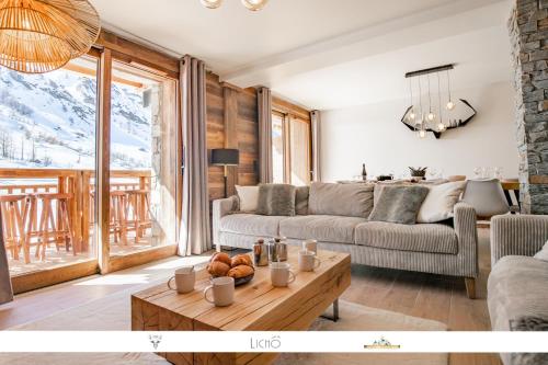 - un salon avec un canapé et une table dans l'établissement Marmotte 103 - Luxueux appartement aux pieds des pistes, à Bonneval-sur-Arc