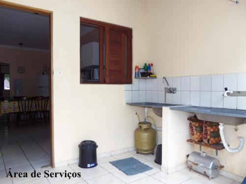 a kitchen with a counter and a sink at Pedacinho do Toque in São Miguel dos Milagres