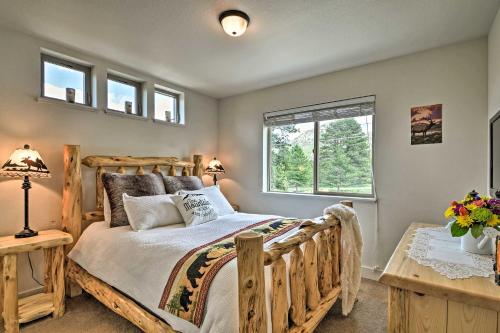 Ein Bett oder Betten in einem Zimmer der Unterkunft Estes Park Mountain-View Retreat 3 Miles to RMNP!