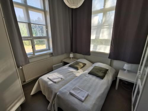 Ένα ή περισσότερα κρεβάτια σε δωμάτιο στο Stunning 2-Bed Apartment in Kotka Sauna Facility
