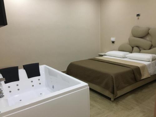 bagno con letto e vasca. di Dei Gerolomini a Napoli