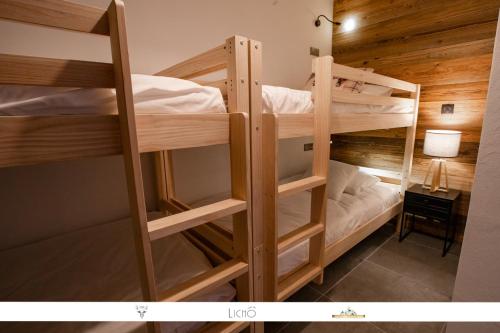 Tempat tidur susun dalam kamar di MARMOTTE 004 - Charmant appartement pour 6, aux pieds des pistes