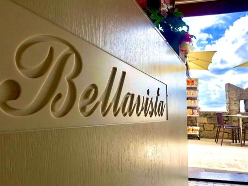 um sinal para um restaurante ao lado de uma parede em Hotel Bellavista em San Marino