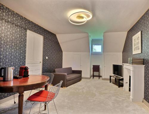 Ein Sitzbereich in der Unterkunft Manoir Les Brieux
