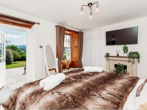 Postel nebo postele na pokoji v ubytování Stunning Large 4 Bed Country House with Hot tub - Pass the Keys