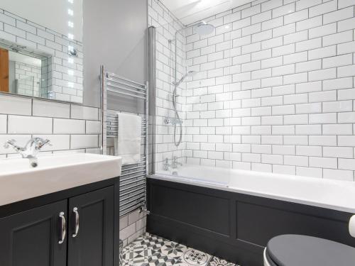 Koupelna v ubytování Stunning Large 4 Bed Country House with Hot tub - Pass the Keys