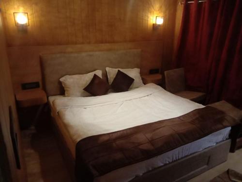 a bedroom with a bed with white sheets and pillows at Highlander Cottage for rent in Lansdowne