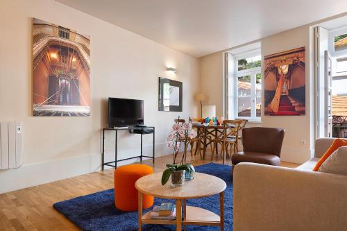 Ribeira Trendy Flat in Medieval Mercadores Street