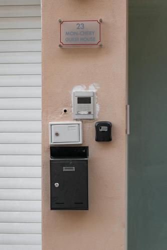 San ĠwannにあるMon-Cheryの電子レンジと看板のある壁