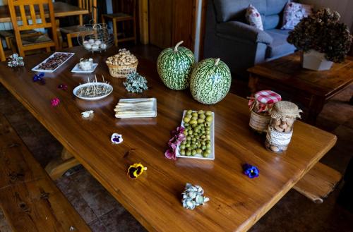 una mesa de madera con muchos artículos. en Hotel Rural Casa Dera Hont en Arrés