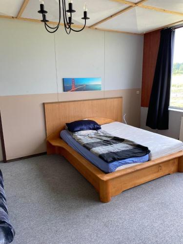 LandscheideにあるZimmervermietung Deichmannのシャンデリア付きの部屋のベッド1台