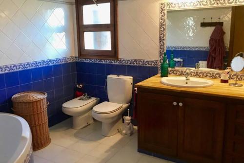 A bathroom at Casa con piscina en la Costa Brava