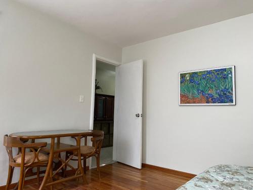 um quarto com uma mesa e cadeiras e um quadro na parede em Nebraska Suites WTC em Cidade do México