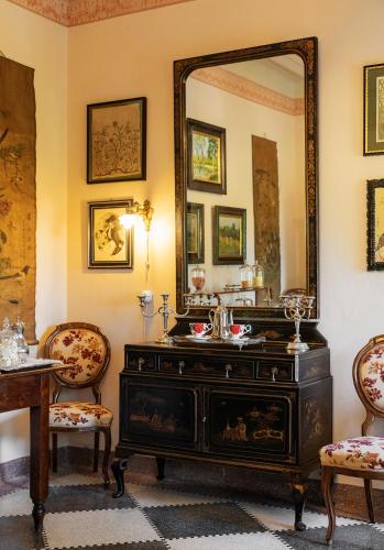 baño con espejo y tocador negro en Villa Maraldo 1927, en Orgnese