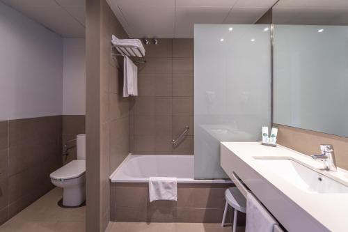 A bathroom at Hotel Medes II