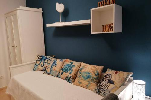 un sofá con almohadas en una habitación en Casa Gisbert Centro histórico Parking Free, en Cartagena