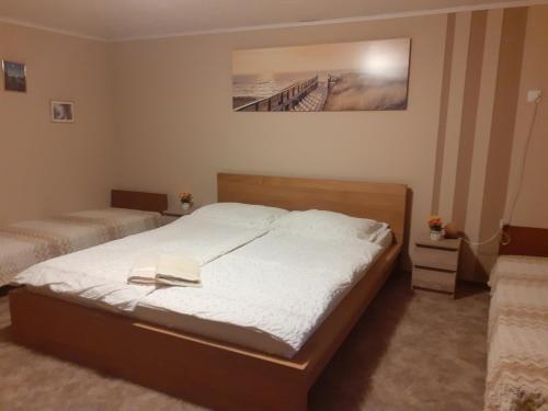 מיטה או מיטות בחדר ב-Vadregény Vendégház