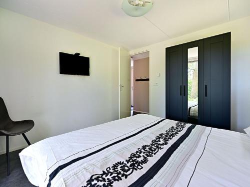 Ένα ή περισσότερα κρεβάτια σε δωμάτιο στο Holiday home in Reutum with sauna