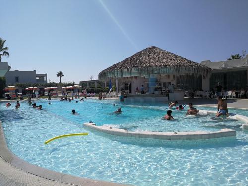 - un groupe de personnes se baignant dans une piscine dans l'établissement Holidays In Sicily, à Pozzallo
