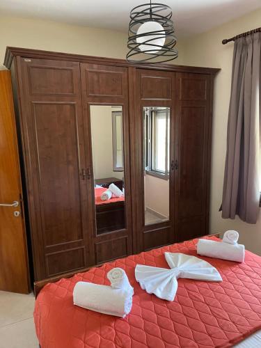 ein Schlafzimmer mit einem Bett mit Handtüchern darauf in der Unterkunft Villa Soula in Paralía Avdhíron
