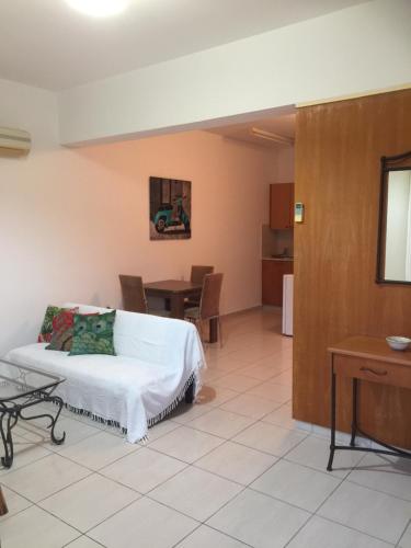 ein Schlafzimmer mit einem Bett und einem Tisch in einem Zimmer in der Unterkunft Davi's Studio Apartment in Paphos City