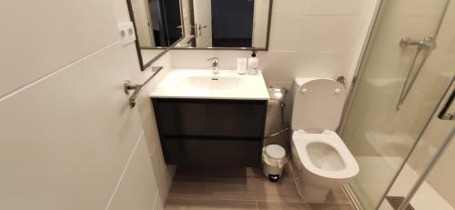 mała łazienka z umywalką i toaletą w obiekcie Parking, ubicación y confort w mieście Tarifa