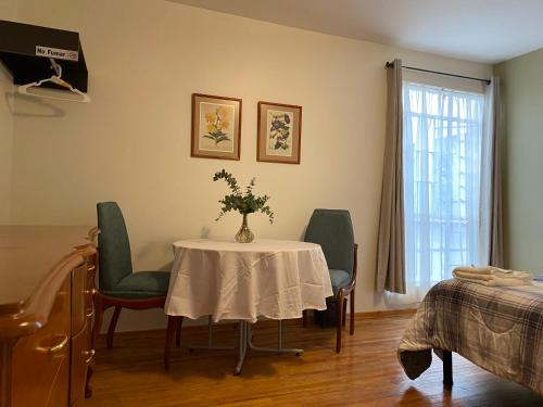 a room with a table and two chairs and a window at Nebraska Suites WTC in Mexico City