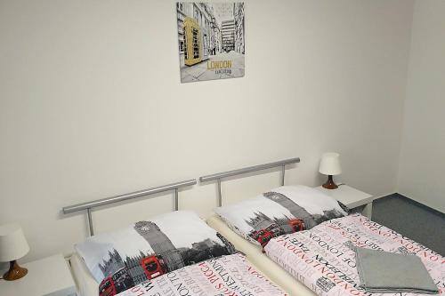 een bed met twee kussens in een kamer bij Rooms Orlí in Brno