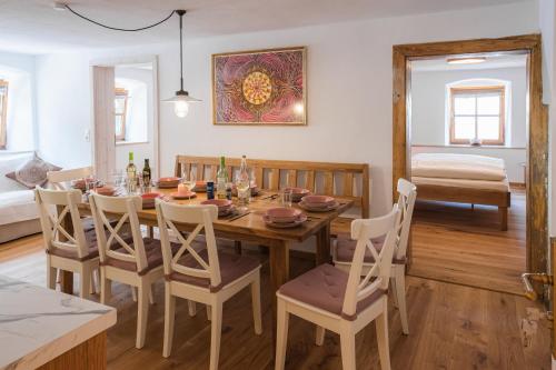 comedor con mesa de madera y sillas en Rarität Mein Herzenshaus im Altmühltal en Walting