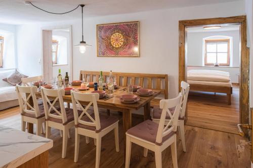 a dining room with a wooden table and chairs at Rarität Mein Herzenshaus im Altmühltal in Walting