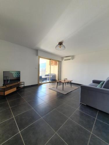 un salon avec un canapé et une table dans l'établissement Spacieux T2 lumineux proche du centre, à Ajaccio