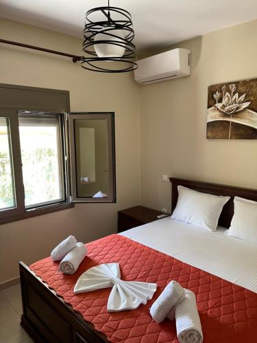 um quarto com uma cama com toalhas em Villa Soula em Paralía Avdhíron