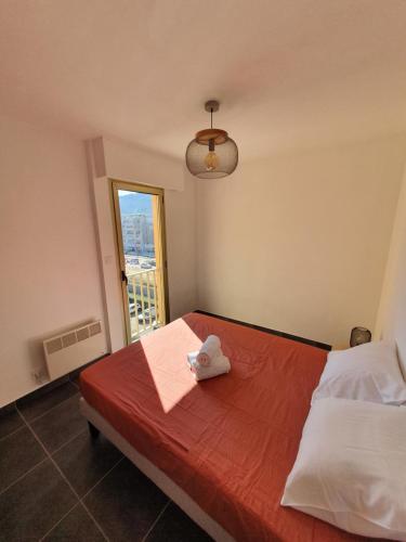 une chambre avec un lit avec une serviette dessus dans l'établissement Spacieux T2 lumineux proche du centre, à Ajaccio