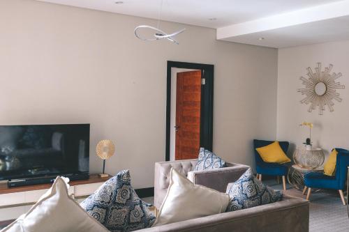 Μια τηλεόραση ή/και κέντρο ψυχαγωγίας στο Raphael penthouse 205