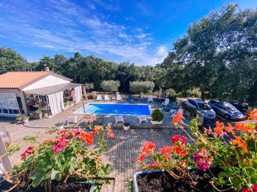 Der Swimmingpool an oder in der Nähe von Guest House Soši