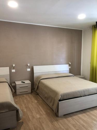 1 dormitorio con 1 cama y cortina verde en West Ponente, en Francavilla al Mare