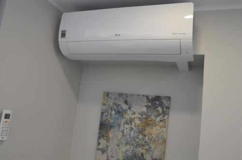 una impresora en una pared junto a un cuadro en Apartamento Sol & Playa Gandia solo Familias, en Gandía