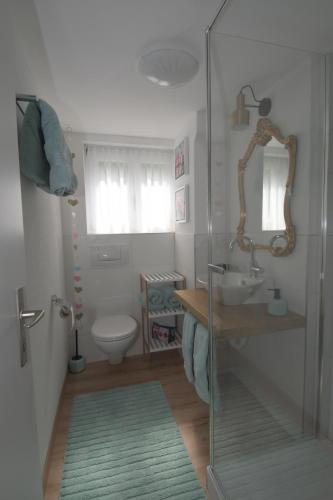 La salle de bains est pourvue d'une douche, de toilettes et d'un lavabo. dans l'établissement Haus Wiedersehen, Weissmies (3-Zi), à Saas-Grund