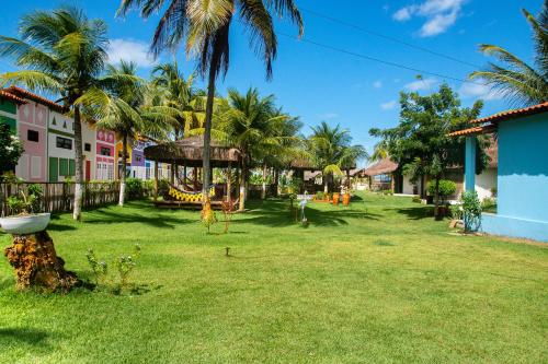 um parque infantil no pátio de um resort em POUSADA PONTA DA ASA em Coruripe