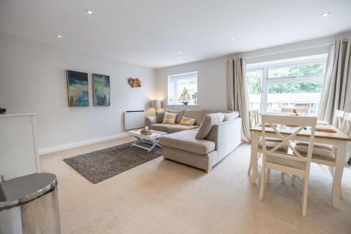 Stylish Brixham Apartment - Newly decorated - Free on street parking