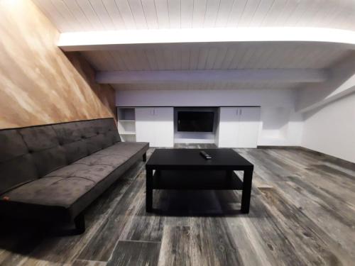 ein Wohnzimmer mit einem Sofa und einem Couchtisch in der Unterkunft Beach apartments in Campomarino