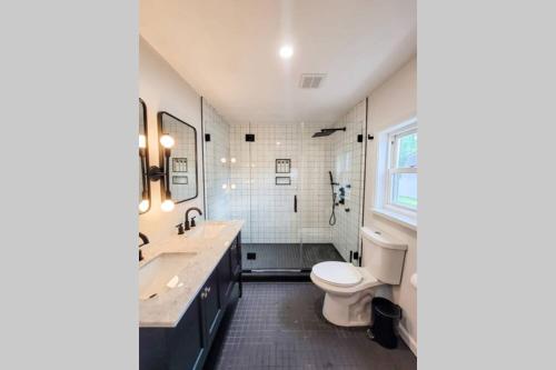 y baño con lavabo, aseo y ducha. en River Street Unit 3 - Lake George, Glens Falls, en Warrensburg