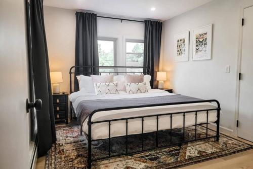 1 dormitorio con cama con almohadas y ventana en River Street Unit 3 - Lake George, Glens Falls, en Warrensburg